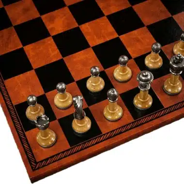Schachspiel Staunton aus Metall und Holz mit Schachbrett aus Kunstleder in Braun – Bild 5