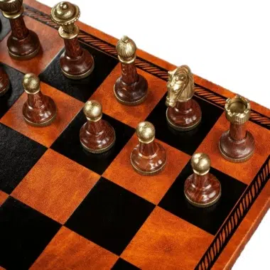 Schachspiel Staunton aus Metall und Holz mit Schachbrett aus Kunstleder in Braun – Bild 6