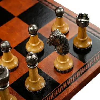 Schachspiel Staunton aus Metall und Holz mit Schachbrett aus Kunstleder in Braun – Bild 7