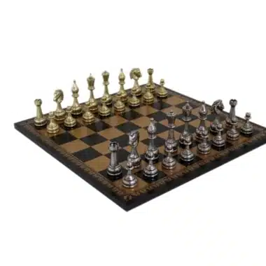 Komplettes Schachspiel von vorne mit Schachbrett aus schwarzem und goldenem Kunstleder