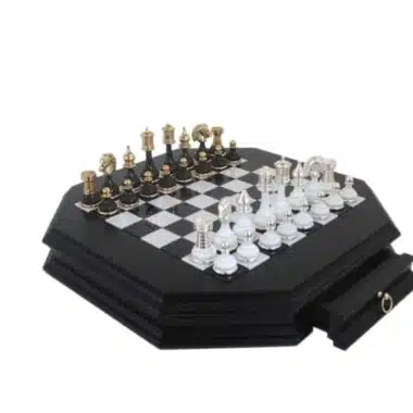 Komplettes Schachset aus goldenem und silbernem Messing auf Marmorbrett mit Schublade