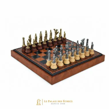 Komplettes mittelalterliches Schachspiel auf Kunstleder-Schachbrett in Braun und Schwarz