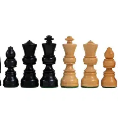 Schachfiguren aus schwarzem und naturfarbenem Holz, Detail von König und Läufer