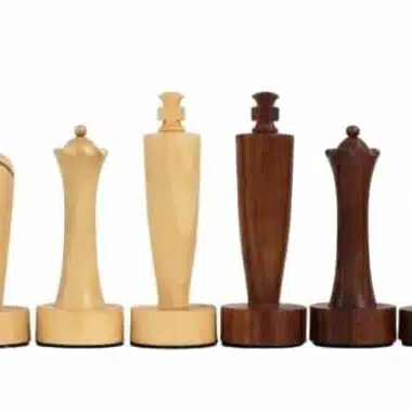 Reihe von hellen und dunklen Schachfiguren aus Akazienholz nebeneinander