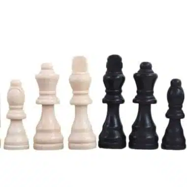 Schwarze und helle Staunton-Schachfiguren nebeneinander aufgereiht