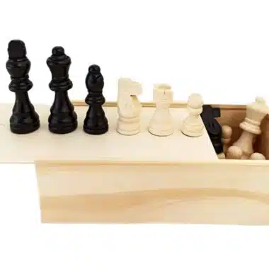 Geöffnete Aufbewahrungsbox aus Holz mit schwarzen und weißen Schachfiguren