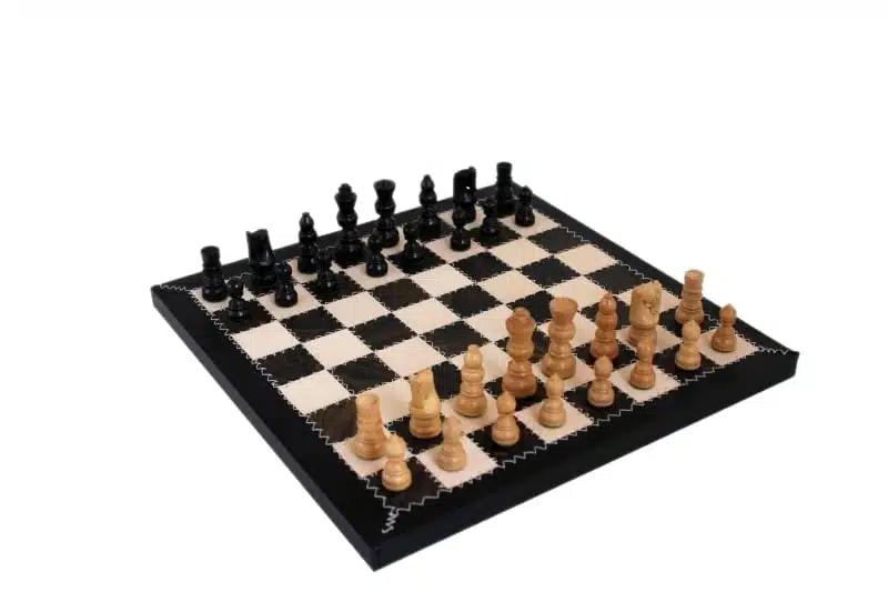 Schachspiel aus hellem und schwarzem Holz auf einem Schachbrett aus echtem Leder