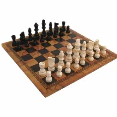 Komplettes klassisches Schachspiel auf Kunstleder-Schachbrett, schwarze und weiße Holzfiguren