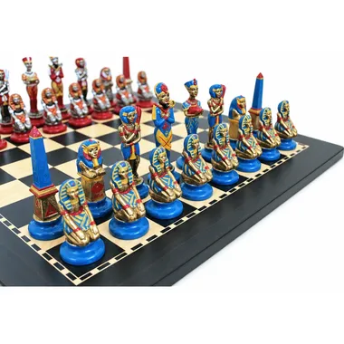 Blaue und rote Figuren des Ägypten-Schachspiels auf dem Schachbrett