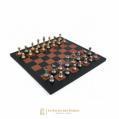 Komplettes Schachspiel aus goldenem und silbernem Messing auf Lederschachbrett