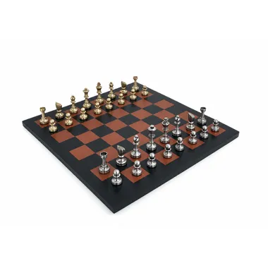Komplettes Schachspiel aus goldenem und silbernem Messing auf Lederschachbrett