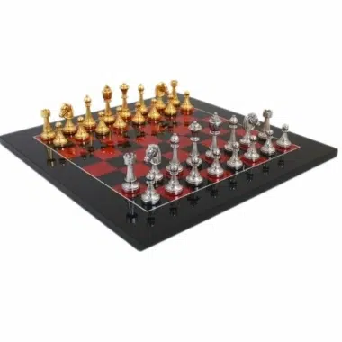 Blumiges Schachspiel - Schachbrett aus Heidekrautholz in Schwarz und glänzendem Rot & Schachspiel aus vergoldetem und versilbertem Metall