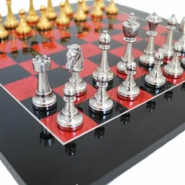 Alternative view of Blumiges Schachspiel - Schachbrett aus Heidekrautholz in Schwarz und glänzendem Rot & Schachspiel aus vergoldetem und versilbertem Metall
