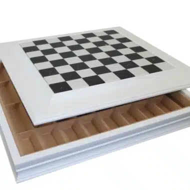 Schachbrett aus lackiertem Holz und Spielbrett aus schwarz-weißem Marmor mit Aufbewahrung