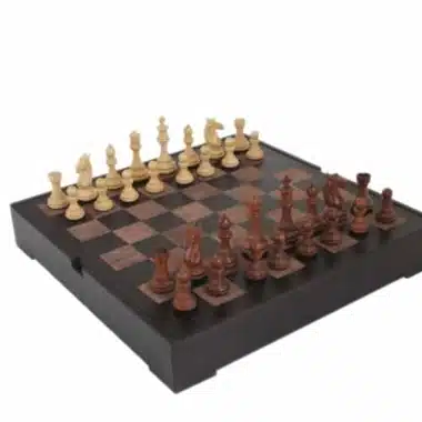 Staunton-Schachspiel aus Rosenholz auf Schachbrett aus echtem Leder