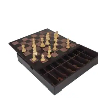 Geöffnetes Lederschachbrett mit integriertem Stauraum für Figuren
