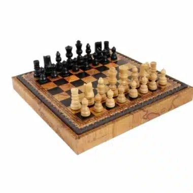 Kunstleder-Schachbrett mit dunklen und hellen Holzfiguren im Spiel