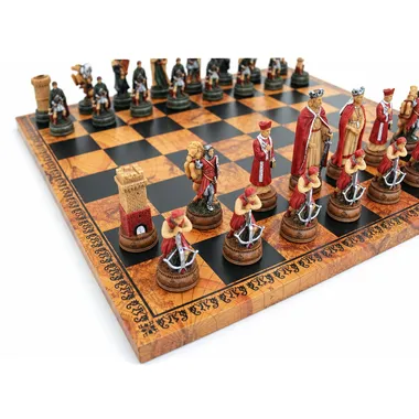 Camelot-Schachfiguren aufgereiht auf dem Schachbrett, Nahaufnahme