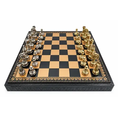 Schachbrett aus Kunstleder in Gold und Schwarz mit goldenen und silbernen Metallfiguren