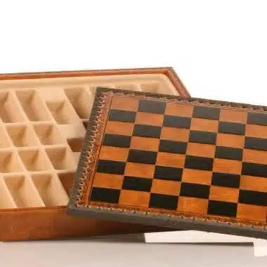 Römisches vs. Barbarisches Schachspiel - Schachbrett, Dame und Backgammon aus braunem / schwarzem Kunstleder mit Aufbewahrungsfach & Schachspiel aus Metall und Holz – Bild 6