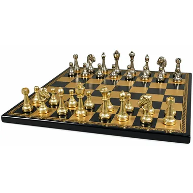 Goldene und silberne Staunton-Figuren auf dem Schachbrett aus Kunstleder angeordnet
