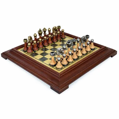 Schachbrett aus Holz mit Messing-Optik und Staunton-Figuren aus Metall