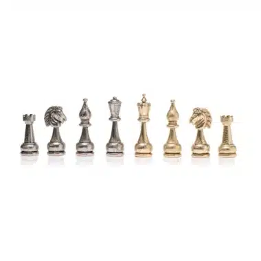 Aufreihung der acht goldenen und silbernen Staunton-Figuren, Türme, Springer, Läufer und Könige