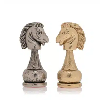 Vergleich der silbernen und goldenen Springer, Detail der geschnitzten Pferdeköpfe