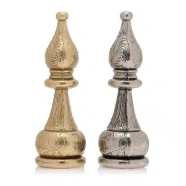 Läufer aus graviertem Staunton-Metall, goldene und silberne Ausführung nebeneinander