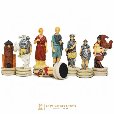 Detaillierte römische und griechische Schachfiguren, Soldaten, Königin und Turm auf elfenbeinfarbenen Sockeln