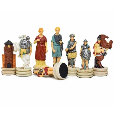 Detaillierte römische und griechische Schachfiguren, Soldaten, Königin und Turm auf elfenbeinfarbenen Sockeln