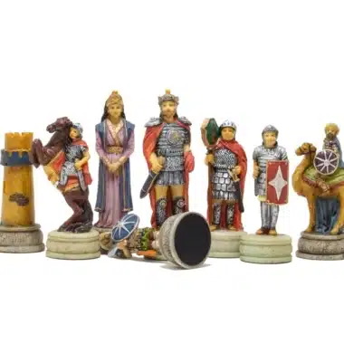 Schachfiguren aus Harz Römer und Araber aufgereiht vor dem Aufstellen