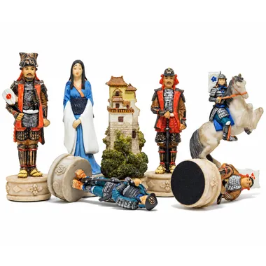 Samurai-Schachfiguren aus Kunstharz: König, Dame, Turm, Läufer und Springer im Detail