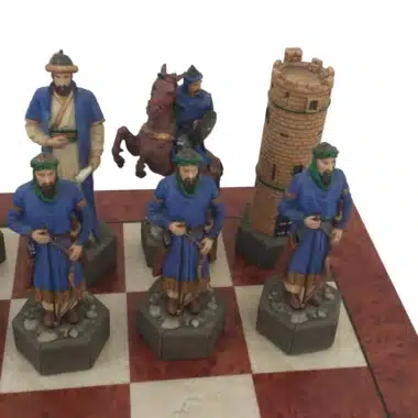 Blaue Figuren Die Kreuzzüge mit detailliertem Turm und Springer auf dem Brett
