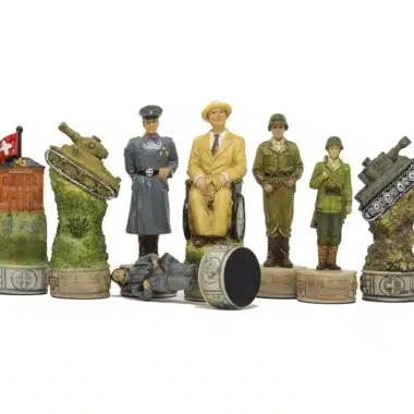 Schachfiguren aus Harz mit Figuren und Militärfahrzeugen des Zweiten Weltkriegs