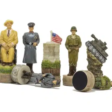 Detailansicht der Schachfiguren mit Roosevelt, Offizieren und amerikanischem Panzer