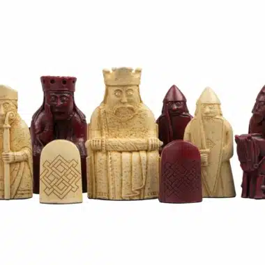 Großes Schachspiel Isle of Lewis aus rotem und cremefarbenem Harz & Schachbrett aus lackiertem Holz – Bild 6