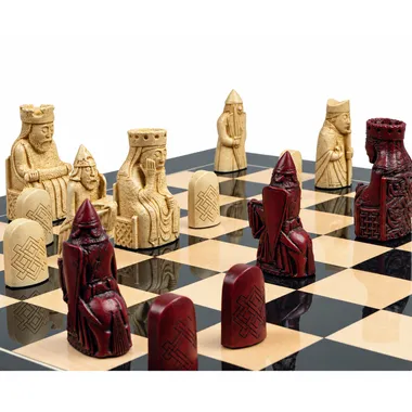 Schachfiguren Isle of Lewis in Rot und Creme einander gegenüber auf dem Brett
