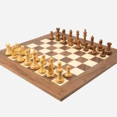 Schachspiel Oxford aus Akazien- und Buchsbaumholz auf Schachbrett aus Nussbaum und Ahorn