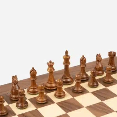 Schachfiguren Oxford aus dunklem Akazienholz auf dem Schachbrett aufgestellt