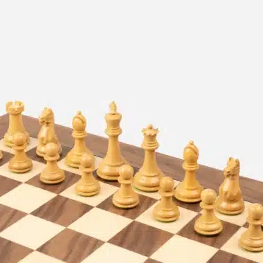Schachfiguren Oxford aus hellem Buchsbaumholz auf dem Schachbrett aufgereiht