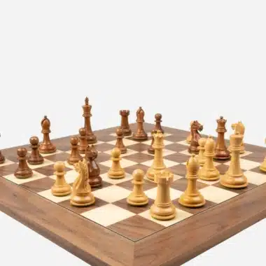 Schachbrett aus Nussbaum und Ahorn mit allen Figuren des Oxford-Sets in der Übersicht