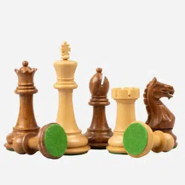 Schachspiel Oxford: geneigte Figuren zeigen ihre grüne Filzsohle