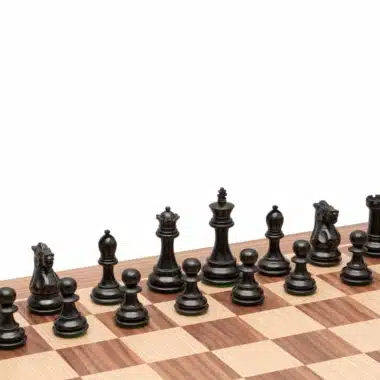 Schwarze Ebenholz-Figuren des Highclere-Sets auf dem Schachbrett aufgereiht