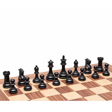 Schwarze Ebenholz-Figuren des Highclere-Sets auf dem Schachbrett aufgereiht