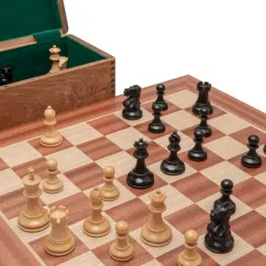 Detailansicht der Staunton-Figuren aus Buchsbaumholz auf dem Brett neben der geöffneten Rosenholzbox