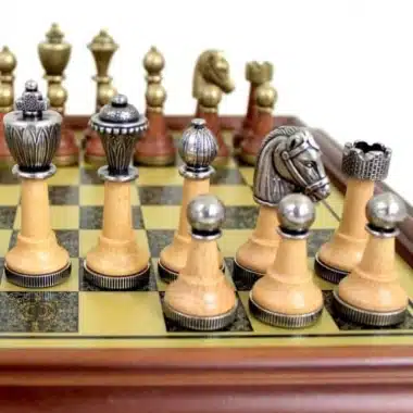 Alternative view of Schachbrett Holzrahmen und Spielbrett mit Messing-Effekt & Staunton-Schachspiel aus Metall und Holz