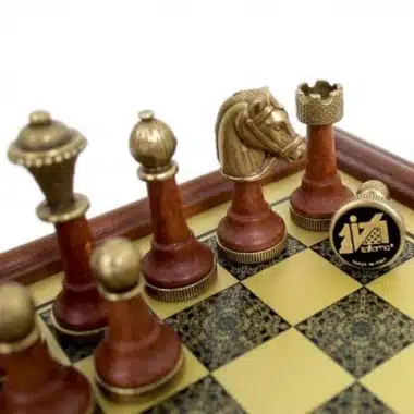 Schachbrett Holzrahmen und Spielbrett mit Messing-Effekt & Staunton-Schachspiel aus Metall und Holz – Bild 3