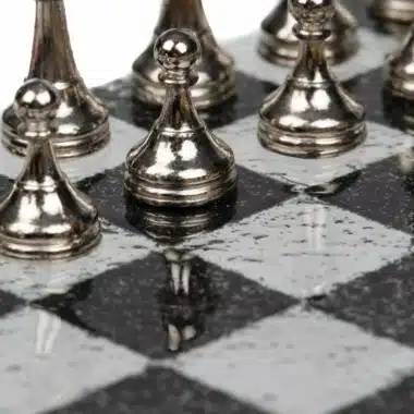 Kleines Schachbrett aus Weißem und Schwarzem Glas & Schachspiel aus Vergoldetem / Versilbertem Metall – Bild 4