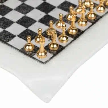 Kleines Schachbrett aus Weißem und Schwarzem Glas & Schachspiel aus Vergoldetem / Versilbertem Metall – Bild 2